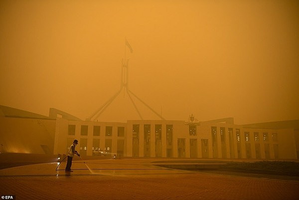 22996320-7852527-Pictures_have_shown_the_apocalyptic_scenes_residents_of_Canberra-a-1_1578185817861.jpg,0