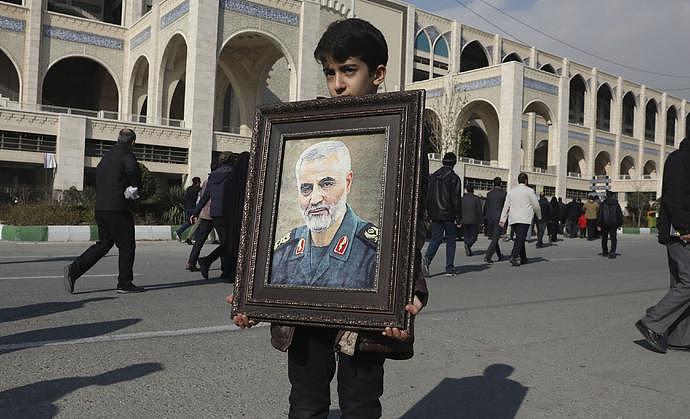 伊朗民众在街头悼念苏莱曼尼，图自美联社