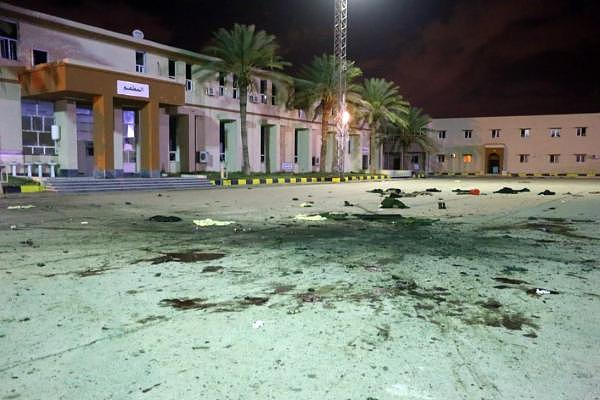 利比亚首都一军事学院遭空袭，28名学生死亡