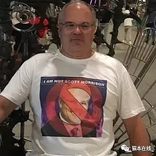因为长得太像澳洲总理，他给自己印了一件“我不是莫里森”的T恤，没想到成了政治正确！警察都忍不住和他合影（组图） - 9
