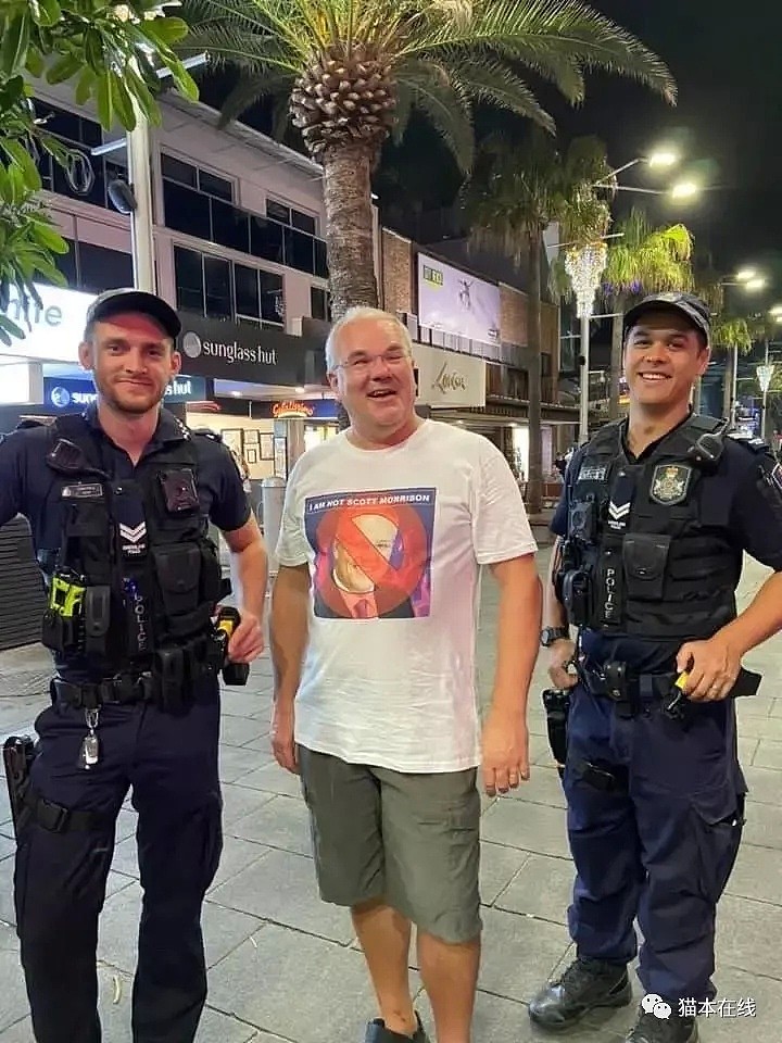 因为长得太像澳洲总理，他给自己印了一件“我不是莫里森”的T恤，没想到成了政治正确！警察都忍不住和他合影（组图） - 10