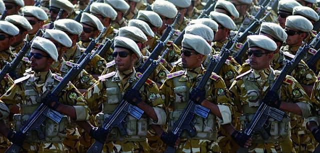 接受检阅的伊朗革命卫队