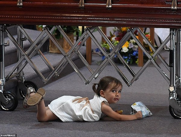 “再见！”悉尼英雄消防员出殡，18个月大女儿代领英勇勋章！令人心碎（组图） - 6