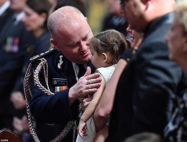 “再见！”悉尼英雄消防员出殡，18个月大女儿代领英勇勋章！令人心碎（组图） - 8