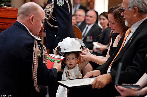 “再见！”悉尼英雄消防员出殡，18个月大女儿代领英勇勋章！令人心碎（组图） - 9