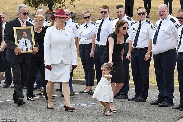 “再见！”悉尼英雄消防员出殡，18个月大女儿代领英勇勋章！令人心碎（组图） - 13