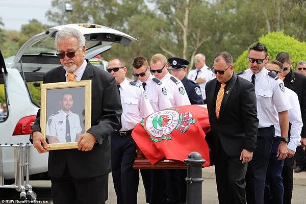 “再见！”悉尼英雄消防员出殡，18个月大女儿代领英勇勋章！令人心碎（组图） - 14