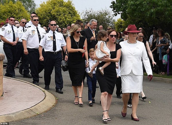 “再见！”悉尼英雄消防员出殡，18个月大女儿代领英勇勋章！令人心碎（组图） - 15