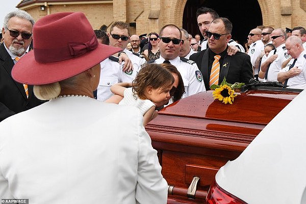 “再见！”悉尼英雄消防员出殡，18个月大女儿代领英勇勋章！令人心碎（组图） - 18
