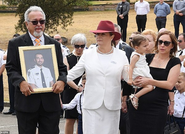 “再见！”悉尼英雄消防员出殡，18个月大女儿代领英勇勋章！令人心碎（组图） - 16
