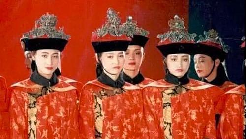 王祖贤30年前故宫旧照，有谁注意背后的群演？如今成当红明星 （组图） - 4