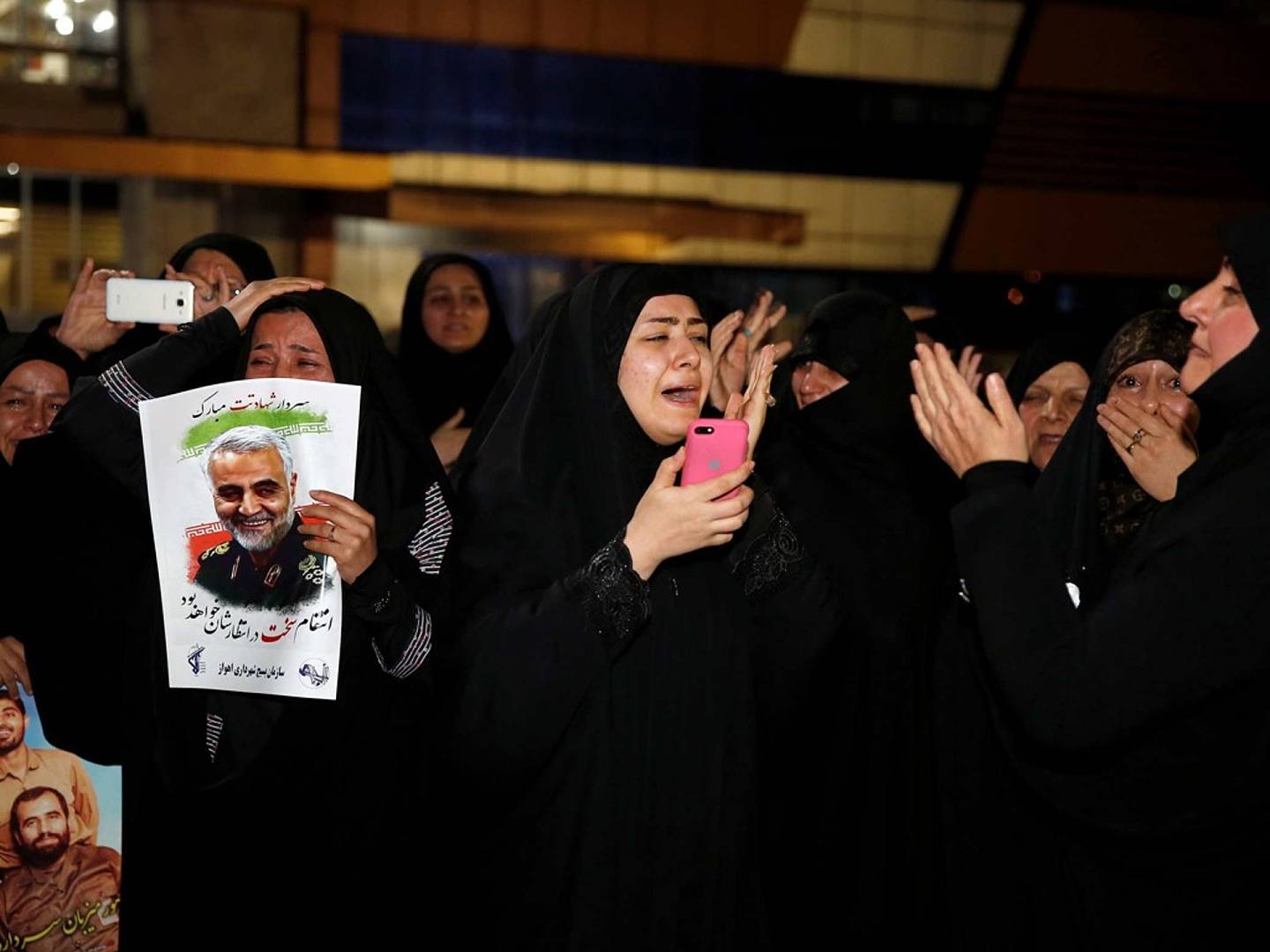 大量伊朗民众自发前来为苏莱曼尼送葬。（Reuters）