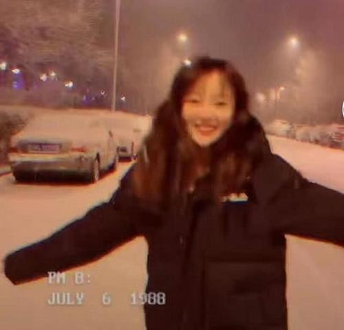 李小璐被甩了？雪地狂奔似少女，对镜甜笑显清纯，歌词暗藏深意？