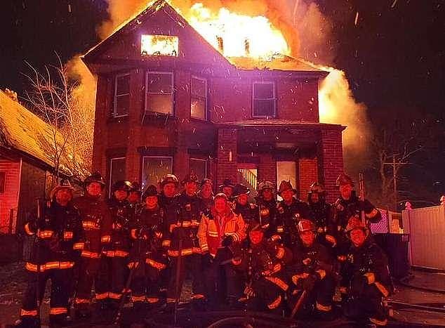 美国底特律消防员团队在着火的住宅前“自拍”，引众怒
