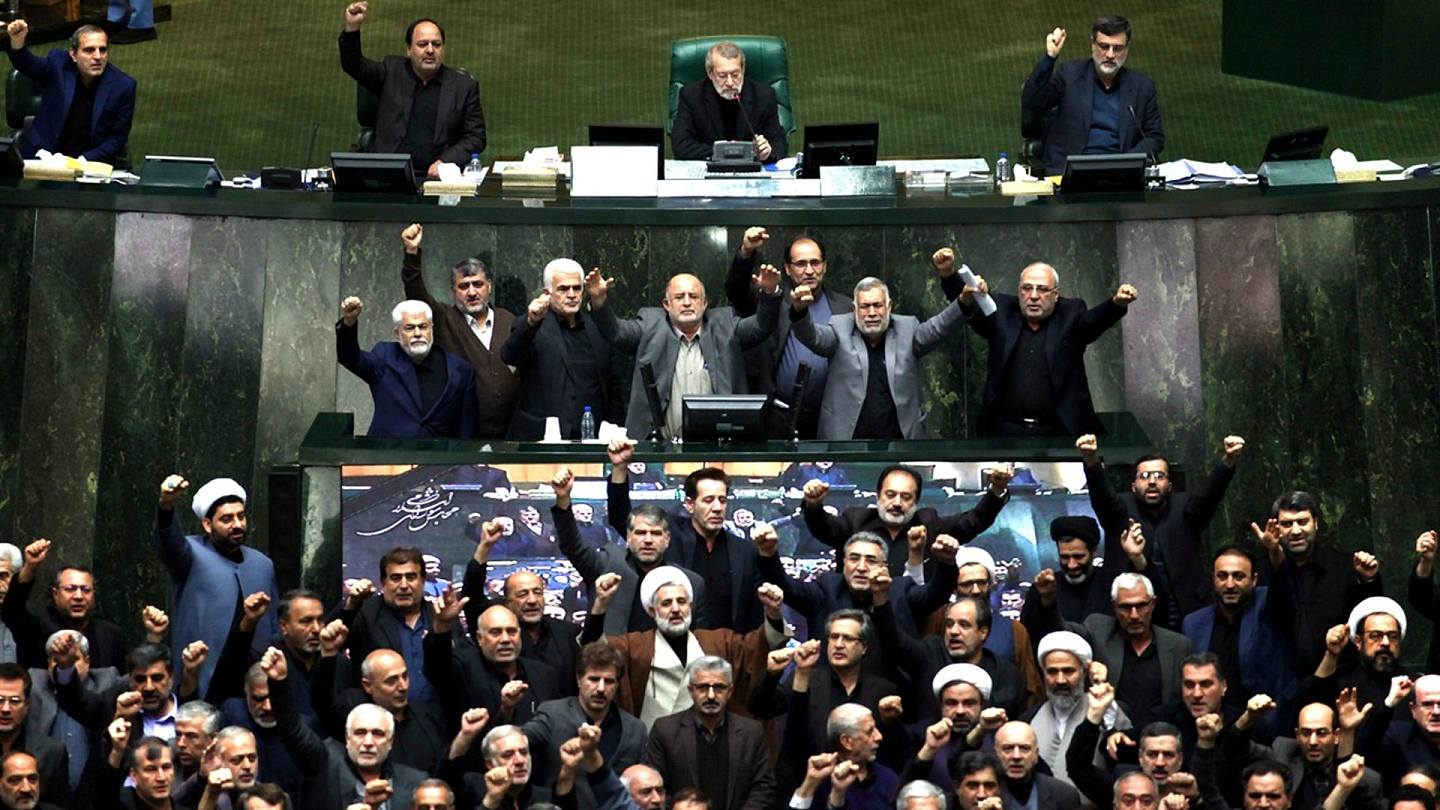1月5日，在伊朗首都德黑兰举行的议会公开会议上，伊朗议员高呼反美和反以色列的口号，抗议美国杀害苏莱曼尼。（AP）