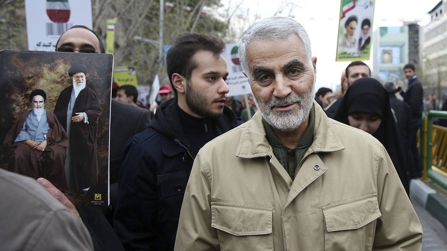 2016年2月11日，苏莱曼尼在伊朗德黑兰参加纪念1979年伊斯兰革命周年的年度集会。（AP）