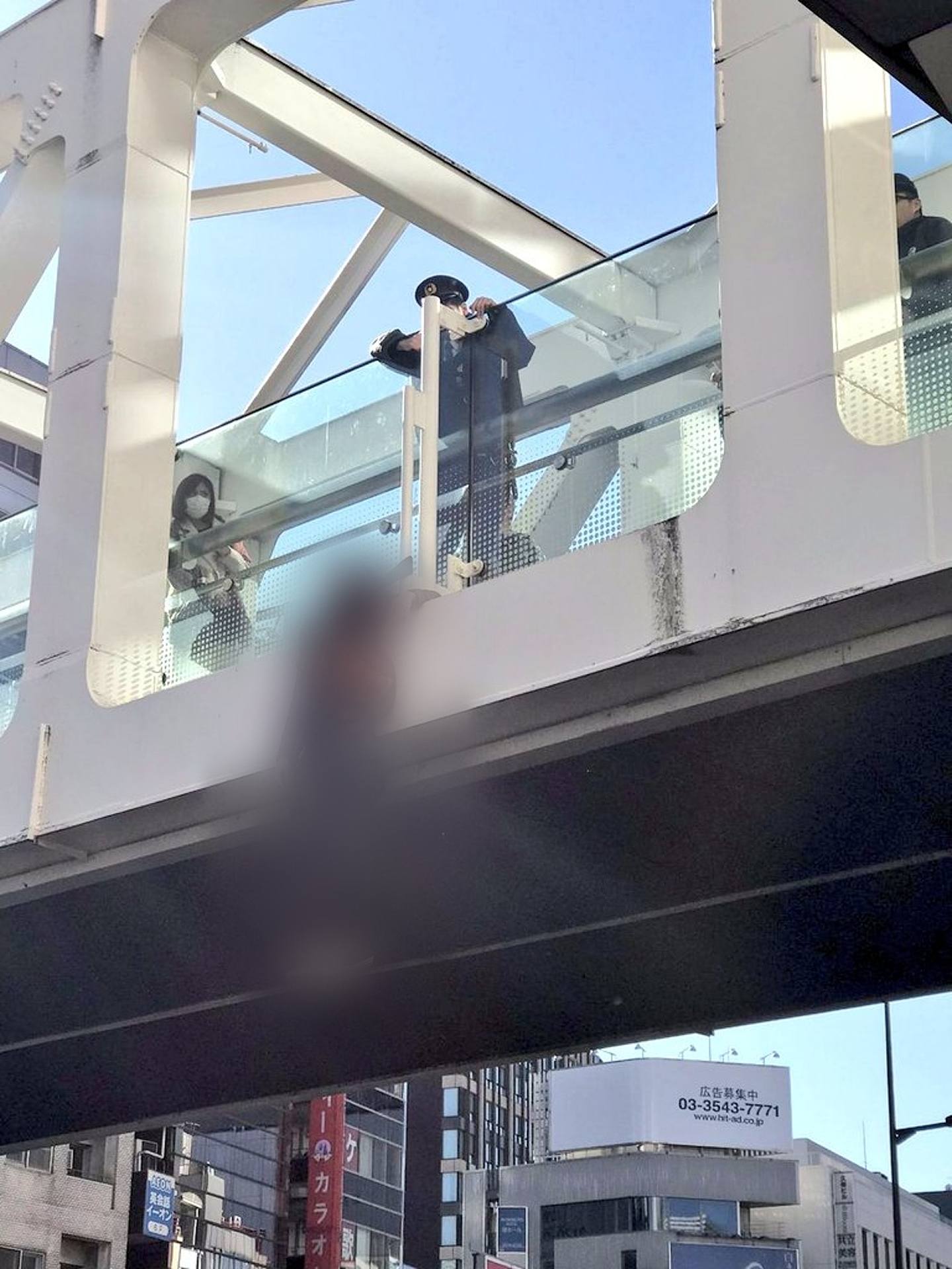 男子的身体悬空在桥上，从照片看已奄奄一息。 （Twitter@nakagawakeiich）