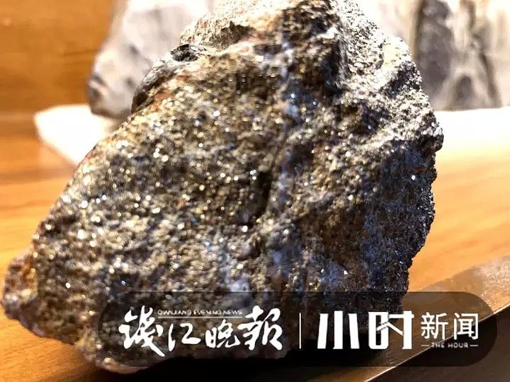 中国父子从山里挖到一块“神秘石头”，通体金光闪闪！疑似传说中的“狗头金”...（组图） - 2