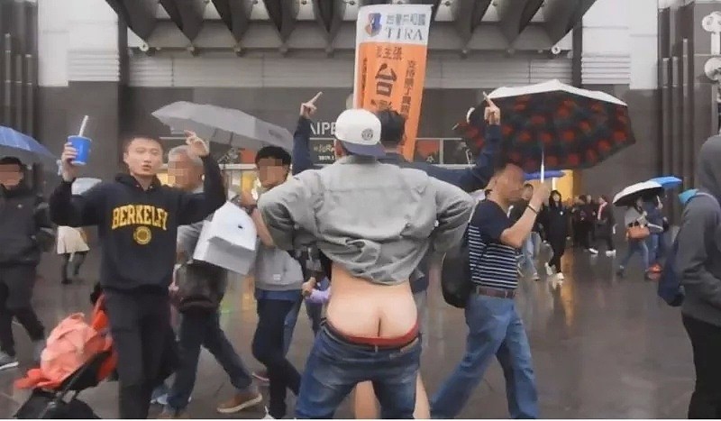 脱裤子，比中指，自称“从美国来的”！三中国留学生被警察逮捕，“秒变瘪三”...（组图） - 1
