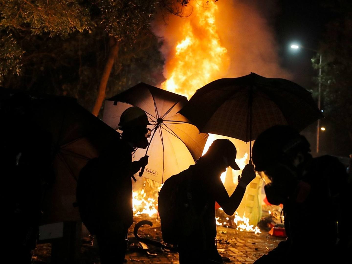 香港反修例示威延烧超半年，在一次示威中，激进示威者在多处纵火。（AP）