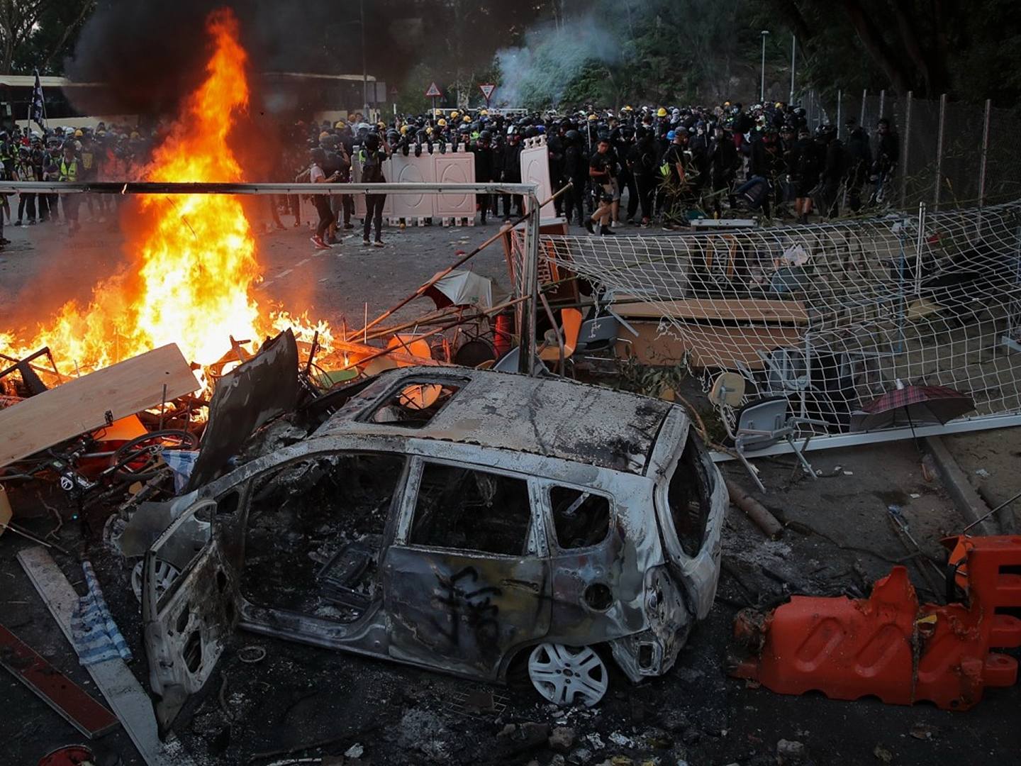 激进示威者焚烧车辆和堵路。（AP）