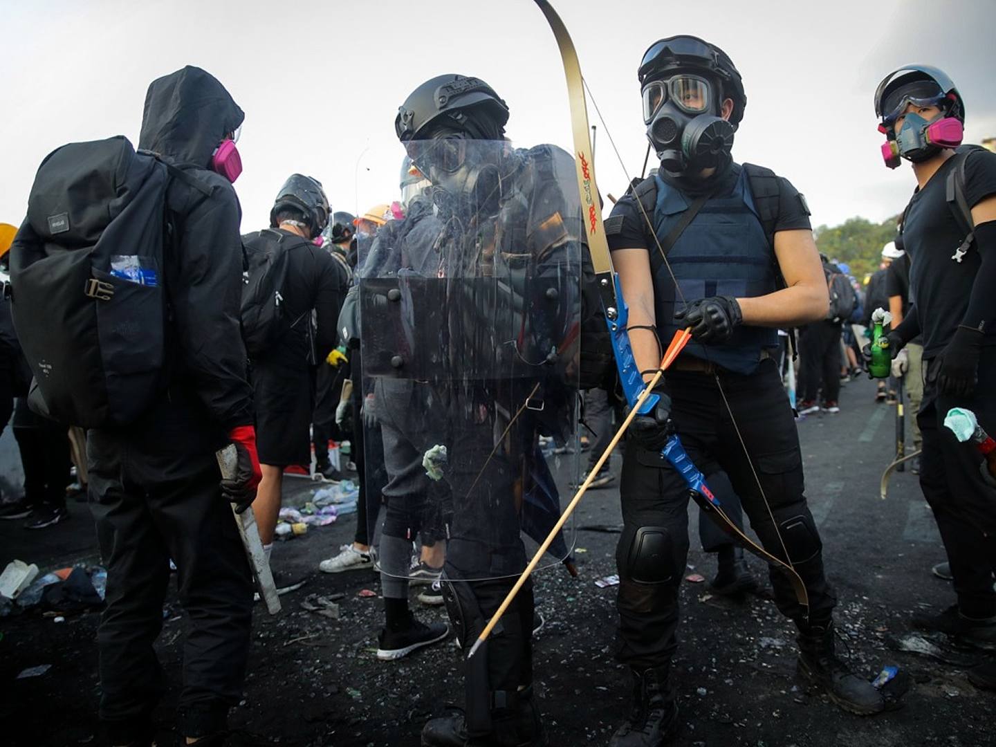 激进示威者手持武器和警方对峙。（AP）