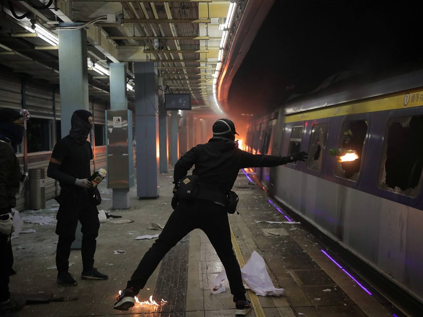 激进示威者破坏港铁。（AP）