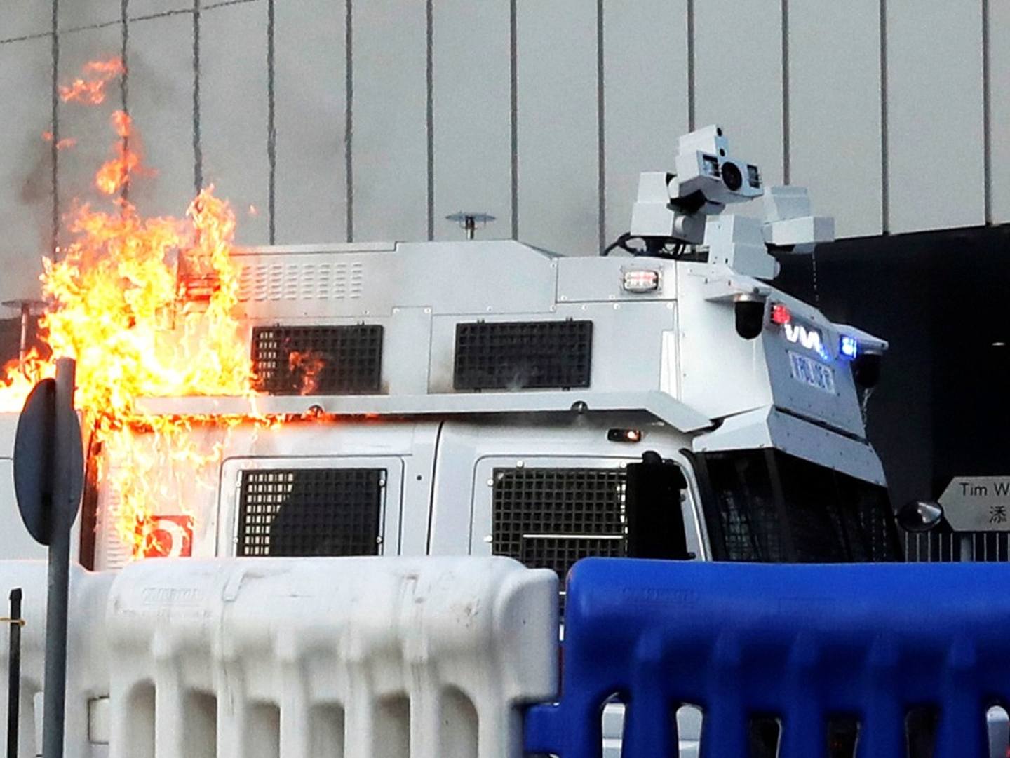 激进示威者投掷的汽油弹引燃警方水炮车。（Reuters）