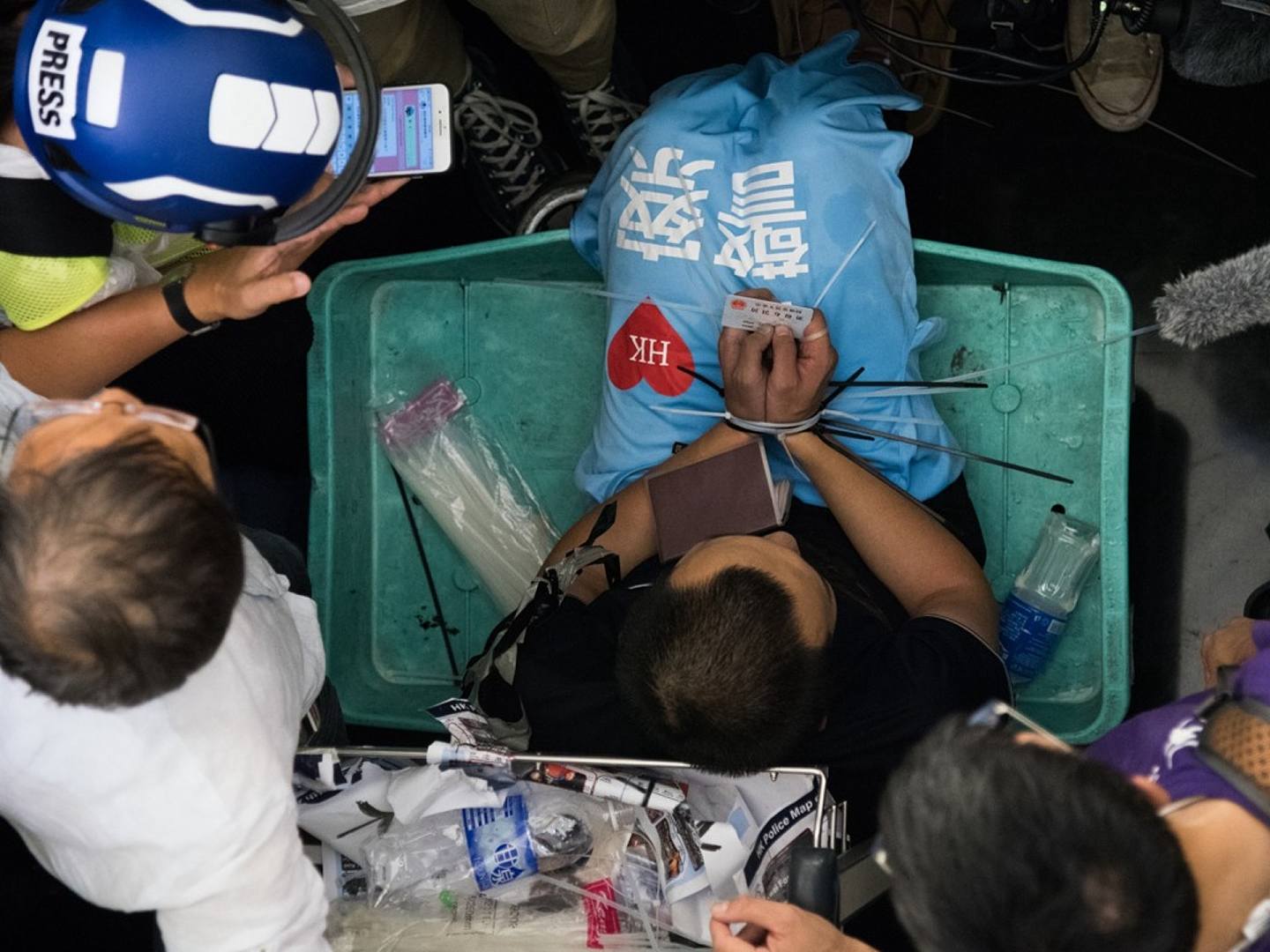 中国官媒《环球时报》记者付国豪在香港机场遭激进示威者侮辱殴打。（Getty）