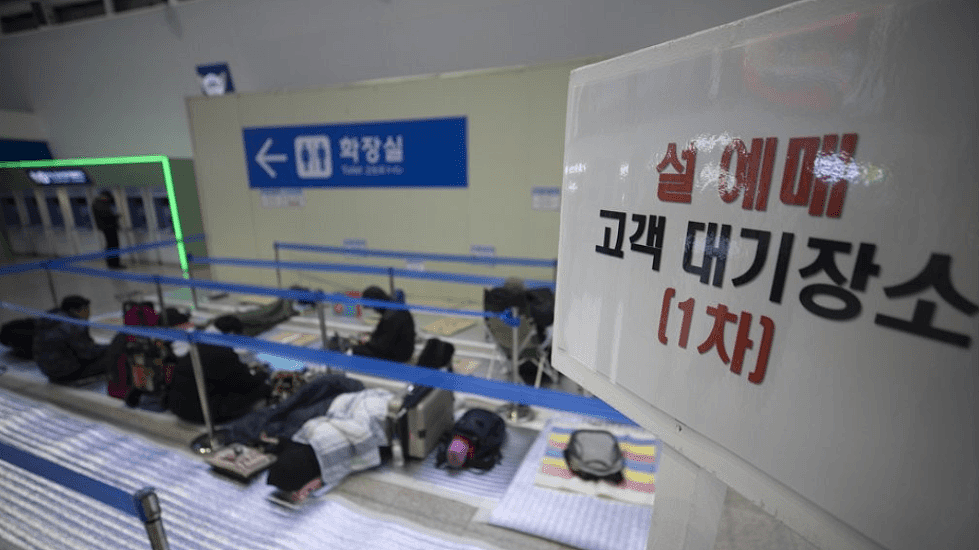 6日下午，韩国市民在首尔火车站打地铺购票（韩联社）