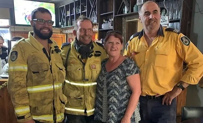 前总理去救火，曾被群嘲、殴打，但却让我看懂澳洲 - 37