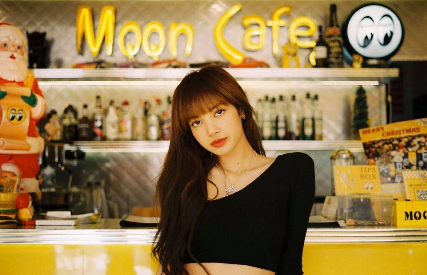 韩团女团BLACKPINK的泰籍成员Lisa早前回乡完成拍摄行程，其间她曾到访位于曼谷的一间Cafe拍，未料使用过的物品竟被拿出来拍卖。 （Twitter图片）