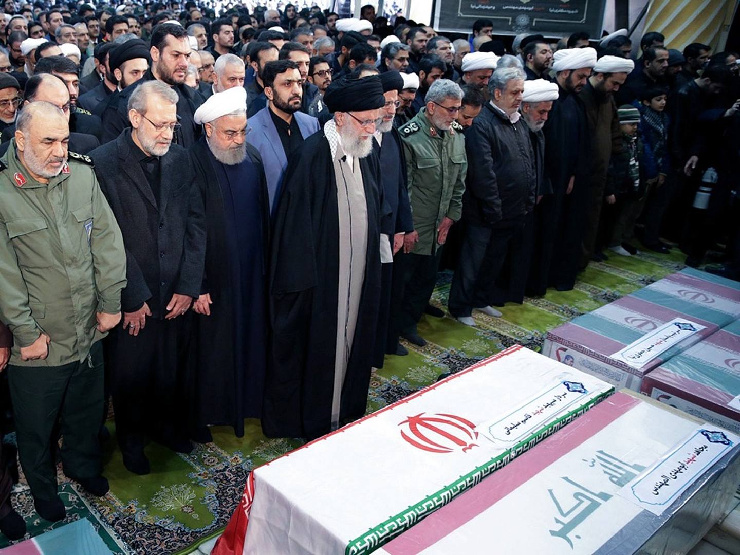 伊朗方面1月6日在德黑兰为已故将军苏莱曼尼举行追悼仪式，最高领袖哈梅内伊（中）在灵柩旁为其祷告。（Reuters）