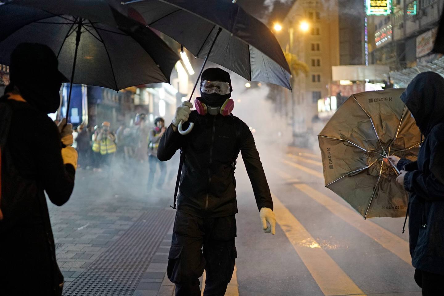 举着自由民主大旗的香港激进示威者，其实内在的诉求是公平正义。（AP）
