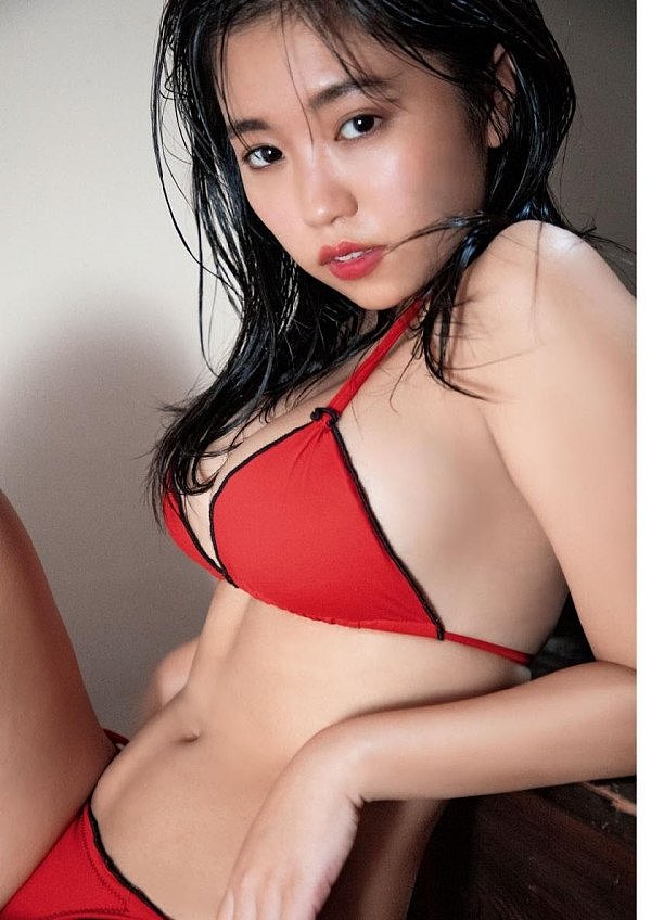 【美女】20岁日本女星吊带丝袜玩熟女诱惑，轻咬下唇色欲满满（组图） - 4