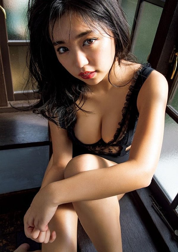【美女】20岁日本女星吊带丝袜玩熟女诱惑，轻咬下唇色欲满满（组图） - 16