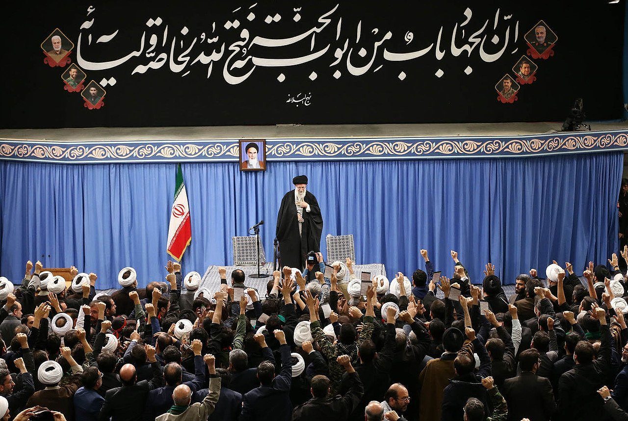 伊朗最高领袖哈米尼八日对群众表示，飞弹攻击是对美国的行为「打脸」。 （法新社）