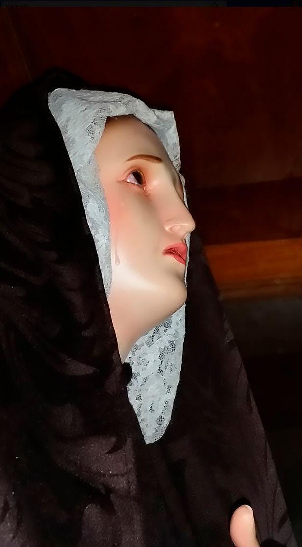 墨西哥圣母雕像“流泪”，擦掉后仍滴水不止，信徒：要有大事发生