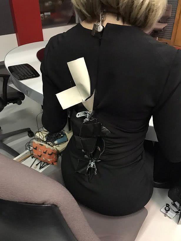 英国BBC新闻女主播裙子拉链突然崩开，同事用胶带和夹子救场