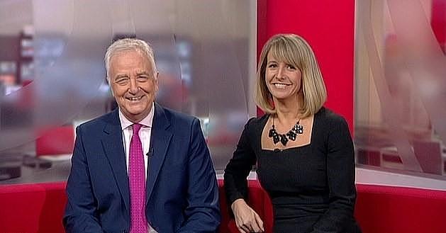英国BBC新闻女主播裙子拉链突然崩开，同事用胶带和夹子救场