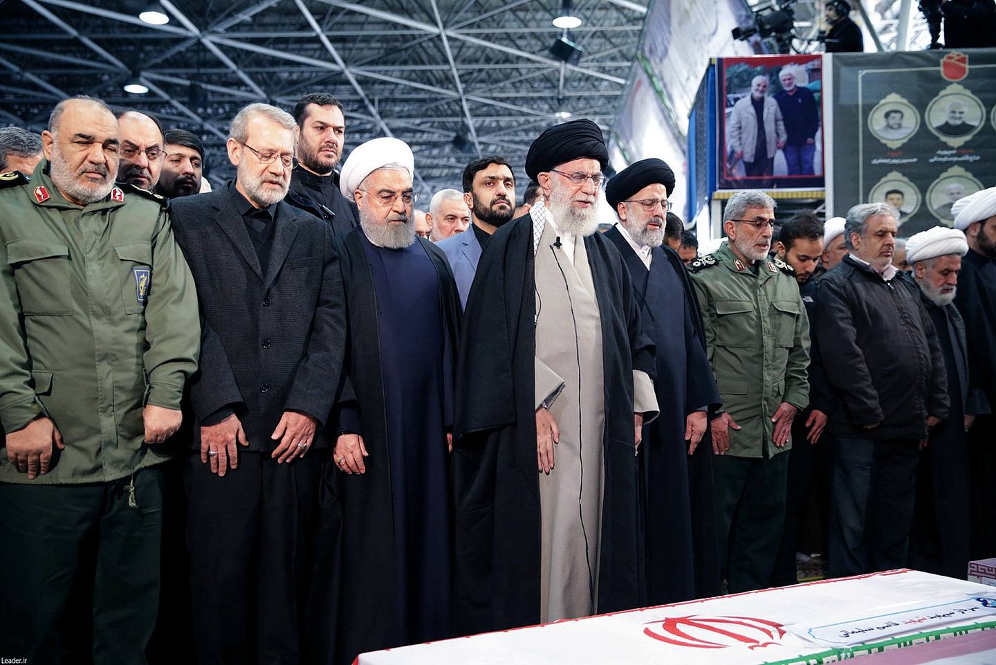 伊朗最高领导人哈梅内伊（前排左四）对苏莱曼尼之死表现出极度悲痛。（Reuters）