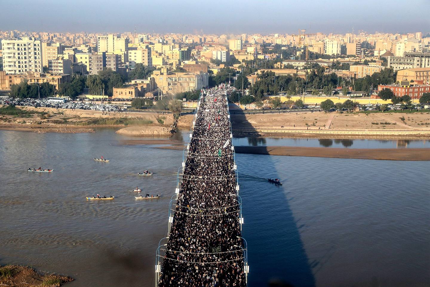 伊朗政府为苏莱曼尼在德黑兰举行葬礼，上百万群众上街纪念。（AP）