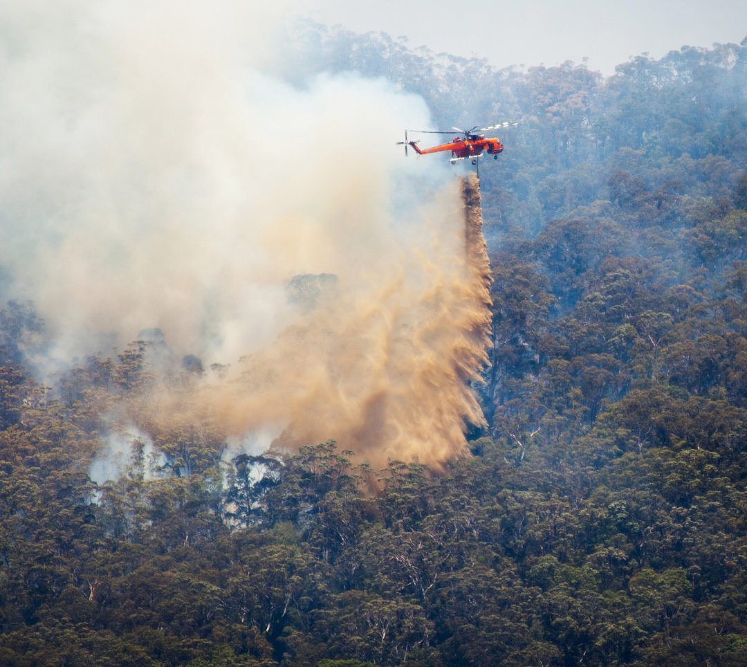 澳洲山火蔓延上千公里 为啥过了4个月还是扑不灭？ - 2