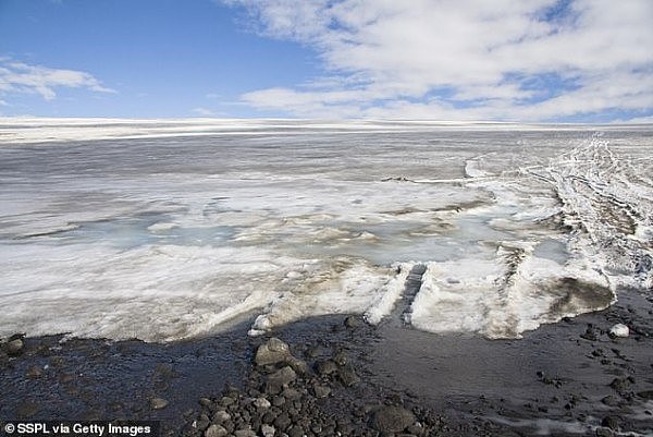 23202370-7869355-Langjokull_is_the_second_largest_ice_cap_in_Iceland_after_Vatnaj-a-89_1578591605633.jpg,0