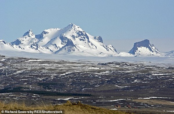 23202376-7869355-A_2018_file_photo_shows_an_image_of_the_snow_capped_peaks_of_Ice-a-88_1578591605549.jpg,0