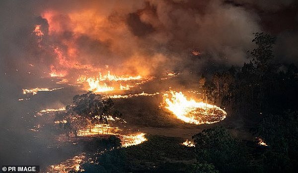 23228258-7872145-A_firefighter_helicopter_tackling_a_bushfire_near_Bairnsdale_in_-a-15_1578641386203.jpg,0