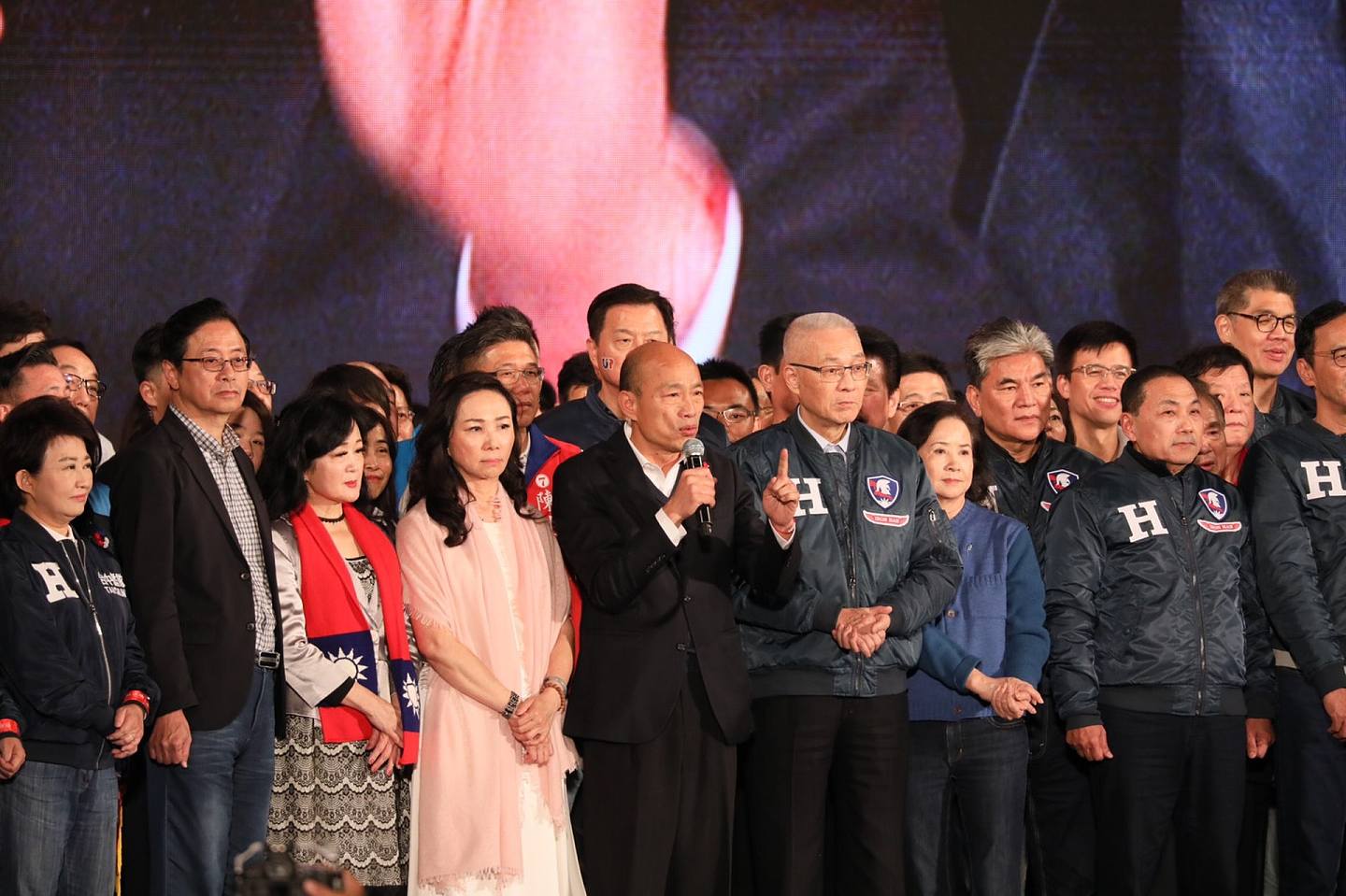 在这关键之夜，国民党主席吴敦义、韩国瑜夫人李佳芬均到场，以行动力挺韩国瑜，更借此塑造国民党内与韩国瑜家庭的团结形象。（洪嘉徽／多维新闻）