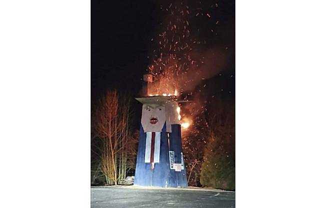 斯洛维尼亚一座美国总统川普木造雕像疑似遭破坏者蓄意焚毁。 (美联社)