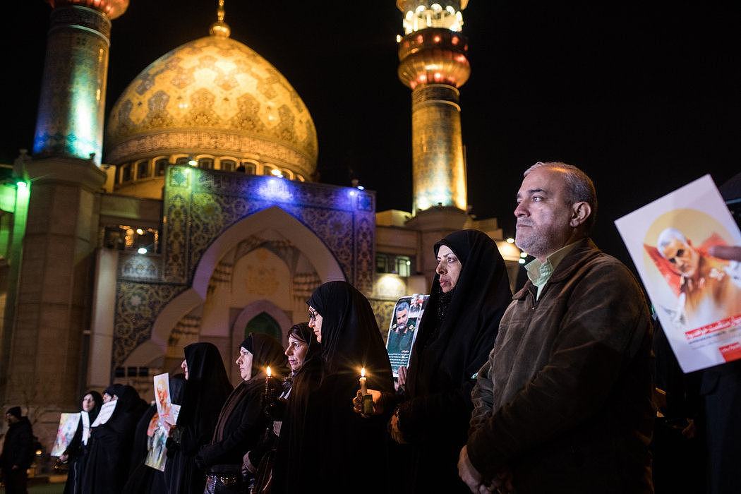 周二，人们在德黑兰为卡西姆·苏莱曼尼少将举行烛光守夜活动。