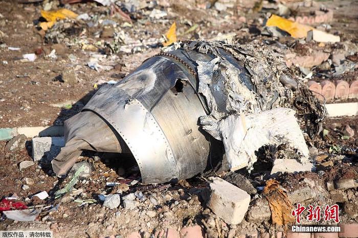 当地时间1月8日，原计划飞往基辅的乌克兰PS752航班从伊朗德黑兰霍梅尼国际机场起飞不久后坠毁，客机上人员全部遇难。现场搜救工作仍在继续，事故现场可以看到飞机已经全部成为碎片。